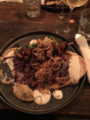 Veganes Shawarma mir BBQ Kräutersaitlingen, Hummus und Pita  at Hafenküche in Flensburg