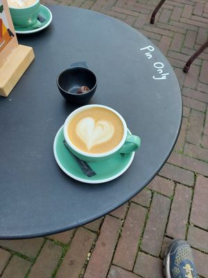Cappuccino m. Hafermilch und Schokodattel at Anne&Max in Apeldoorn