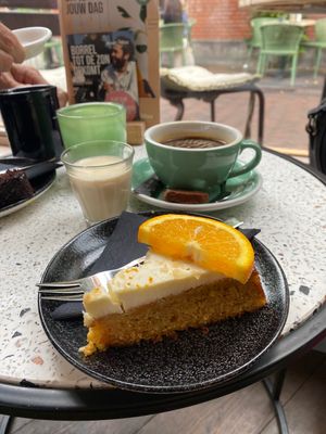 Glutenfree 🥕 cake and décaféiné avec lait d’avoine   at Anne&Max in Apeldoorn