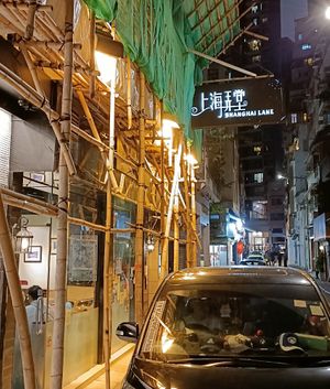 This is their sign. The walk along the road is lush too - loads of amazing street art 💛👌 at Shanghai Lane 上海弄堂 in Hong Kong Island