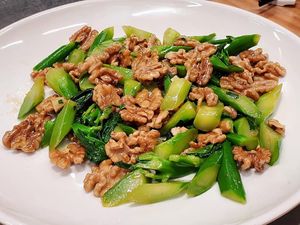 Chinese Kale with Walnut 芥蘭合桃 (Photo by 素Good) at Home Taste Vegetarian 家味蔬食 in Kowloon