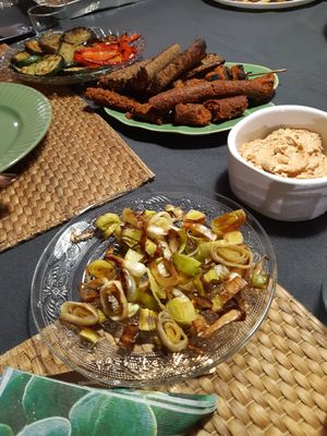 All the vegan stuff at the BBQ: grilled vegetables, hummus and vegan sausages and brochettes at Vegreat in Valencia