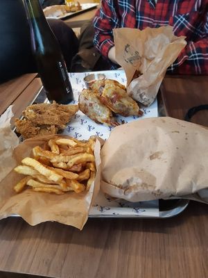 Tenders, wings, frites et le fat cookie qui reste caché. at Jimmy's Street Food in Paris