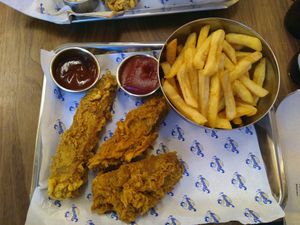 "chicken" tenders and fries, with sauce. at Jimmy's Street Food in Paris