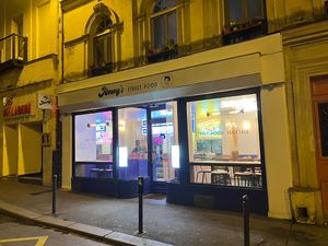 Open? Closed? Who knows.  at Jimmy's Street Food in Paris