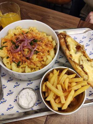 Mac n cheese and sub sandwich at Jimmy's Street Food in Paris