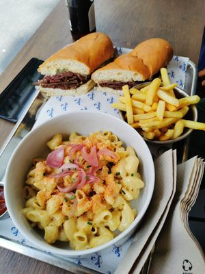 Pastrami sandwich + Mac no cheese + French fries at Jimmy's Street Food in Paris