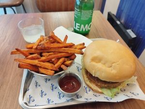Burger + frites de papates douces. at Jimmy's Street Food in Paris