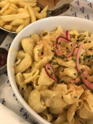 mac no cheese and fries  at Jimmy's Street Food in Paris