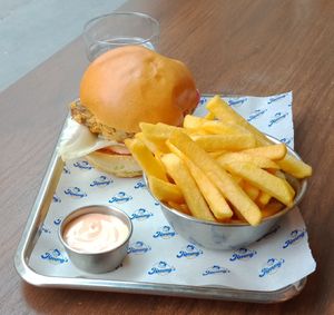 Buger seitan copieux, frites at Jimmy's Street Food in Paris