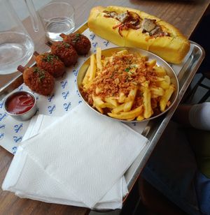 Subway au seitan et condiments copieux, wings de jaquier copieuses, loaded fries copieuses at Jimmy's Street Food in Paris