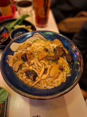 Soupe Pho 🍜 : généreuse en champignons, un régal ! Ludique, avec ses condiments à ajouter soi-même at Bep Chay in Toulouse