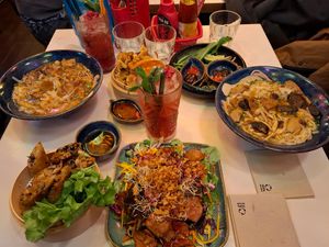 Plats du soir, de haut en bas et de gauche à droite : soupe Pho, raviolis, condiments soupe, soupe Pho, nems et sauce, cocktail Dear Ex, ngű vi. at Bep Chay in Toulouse