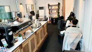 Interior of location - seating & counter at I am Lion - Welcome Back! in Seoul