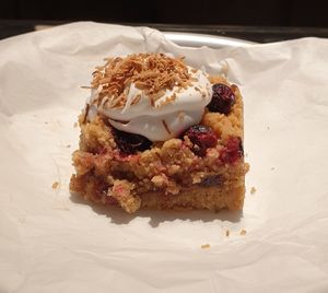 peanut butter crumble with berries at Godny Cafe in Seoul