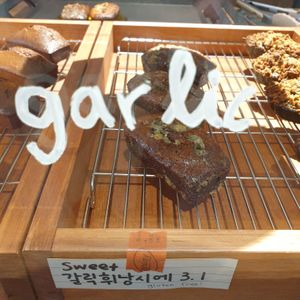 garlic mini pound at Godny Cafe in Seoul