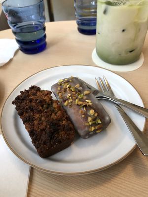 쑥인절미, 유자레몬 cakes at Godny Cafe in Seoul