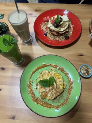 'Fitness' pancakes (banana + peanut butter) & 'Gula' pancakes (various fruits + granola) at 100 Culpa in Porto