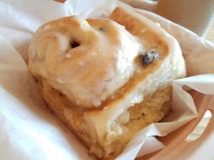 cinnamon roll at Dulce Vegan Bakery and Cafe in Atlanta