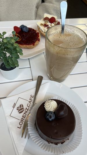 Schokotörtchen in vegan 🌱 (Brötchen hinten leider nicht )  at Lorenz Café in Luebeck