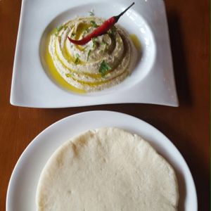 hummus and bread  at Chīsù De - Veggie Table in Beijing