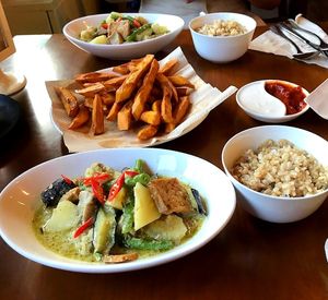 Green curry with brown rice and sweet potato chips at Chīsù De - Veggie Table in Beijing