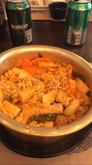 Rapokki vegano, con tofu y verduras picante.  at Oiso in Recoleta