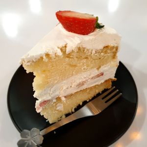 strawberry cream cake at Vivi's Veggie in Seoul