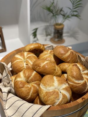 I love Vivi’s Veggie’s Pretzel Bread. So good!   at Vivi's Veggie in Seoul