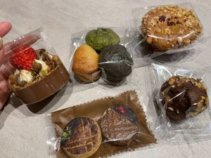 I bought them.🤤💚  at Panda Pool Muffin in Gifu