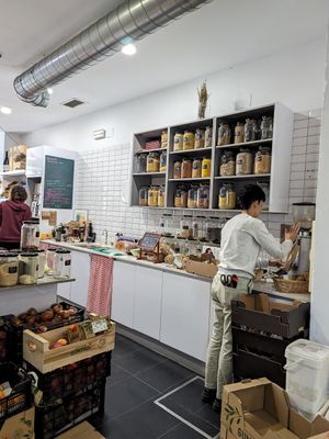 grinding coffee beans at Red Verde in Sevilla