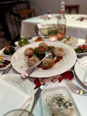 „Falafel“ als Hauptgericht gepaart mit der „Mazza“ Vorspeise für 2 Personen.   at Saliba in Hamburg