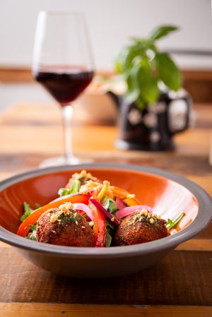 Croquettes de pois chiches
Servies avec poivrons rôtis, salade roquette, menthe, pickles de chou-rave, pesto de roquette et salinu maison at Il Bazzali in Montreal