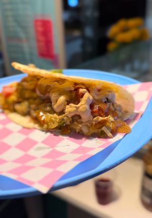 “Gobernador”: Mix de verduras, "queso" fundido en tortilla de maíz con "mayonesa" de chipotle, pico de gallo y salsa de tamarindo.  at Paxil in Mexico City