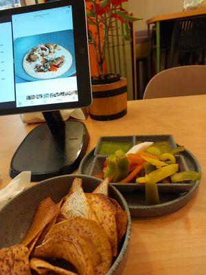 Entrada de taro con salidas súper ricas at Hummus YA! in Mexico City