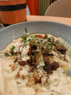 Hummus con champiñones at Hummus YA! in Mexico City