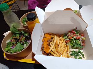 Full pulled hempeat box with salad 🥗 at Tel Aviv Urban Food - Zgrupowania in Warsaw