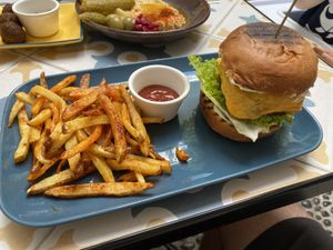 Soja Burger mit Fritten   at Fala Fala in Funchal