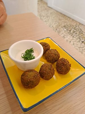 falafels with vegan yogurt sauce at Fala Fala in Funchal