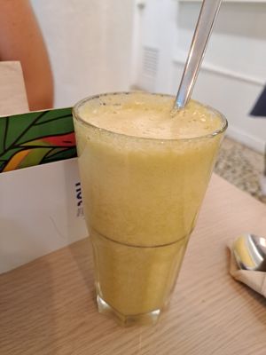 juice of the day: i think apple, kiwi and something else? was really good at Fala Fala in Funchal