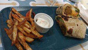 Falafel Tortillas Madeiran mit Home Fries at Fala Fala in Funchal