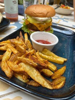 Hamburguer caseiro de soja (cebola roxa caramelizada, cheddar, alface, pickles, tomate e molho) servido com batatas fritas caseiras - 13€ at Fala Fala in Funchal