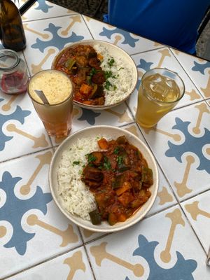 Prato do dia (Arroz com estufado de legumes) + sumo do dia (maçã e ?) + chá frio at Fala Fala in Funchal