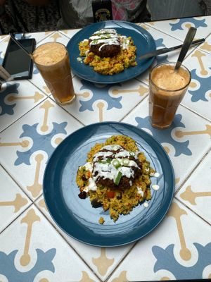 Prato do dia (cuscuz com hambúrguer) e sumo do dia (mamão e ?) at Fala Fala in Funchal