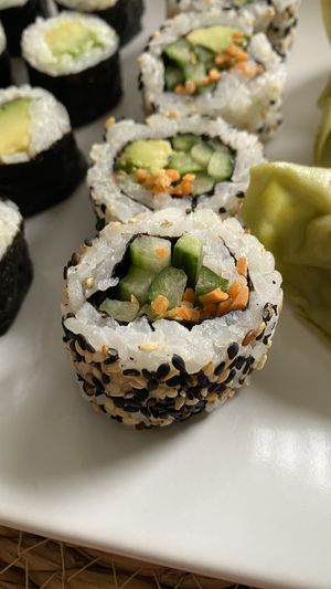 Uramaki carotte, concombre, avocat, sésames.  at Asie à Tik in Mons