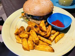 Burger with fries   at El Opuesto de Salento in Salento