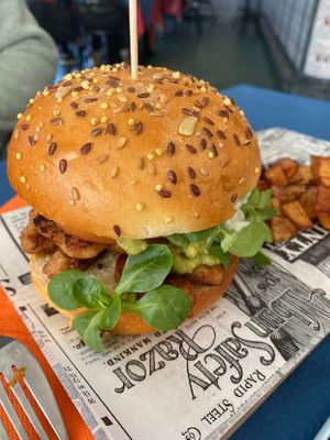 Hamburguesa vegana de heura con guacamole, salsa de yogur y patatas at Mesturas in Noia