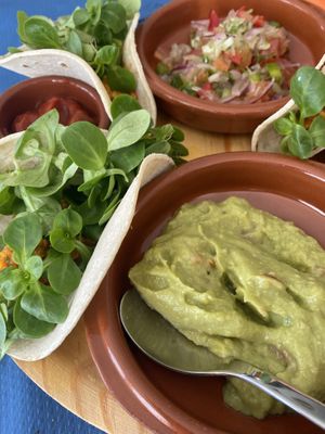 Tacos veganos con guacamole, pico de gallo y salsa txatxiki at Mesturas in Noia