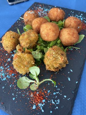 Croquetas veganas de verduras y curry y croquetas veganas de boletus at Mesturas in Noia