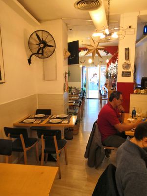 Local at El Arco Pinoy in Madrid